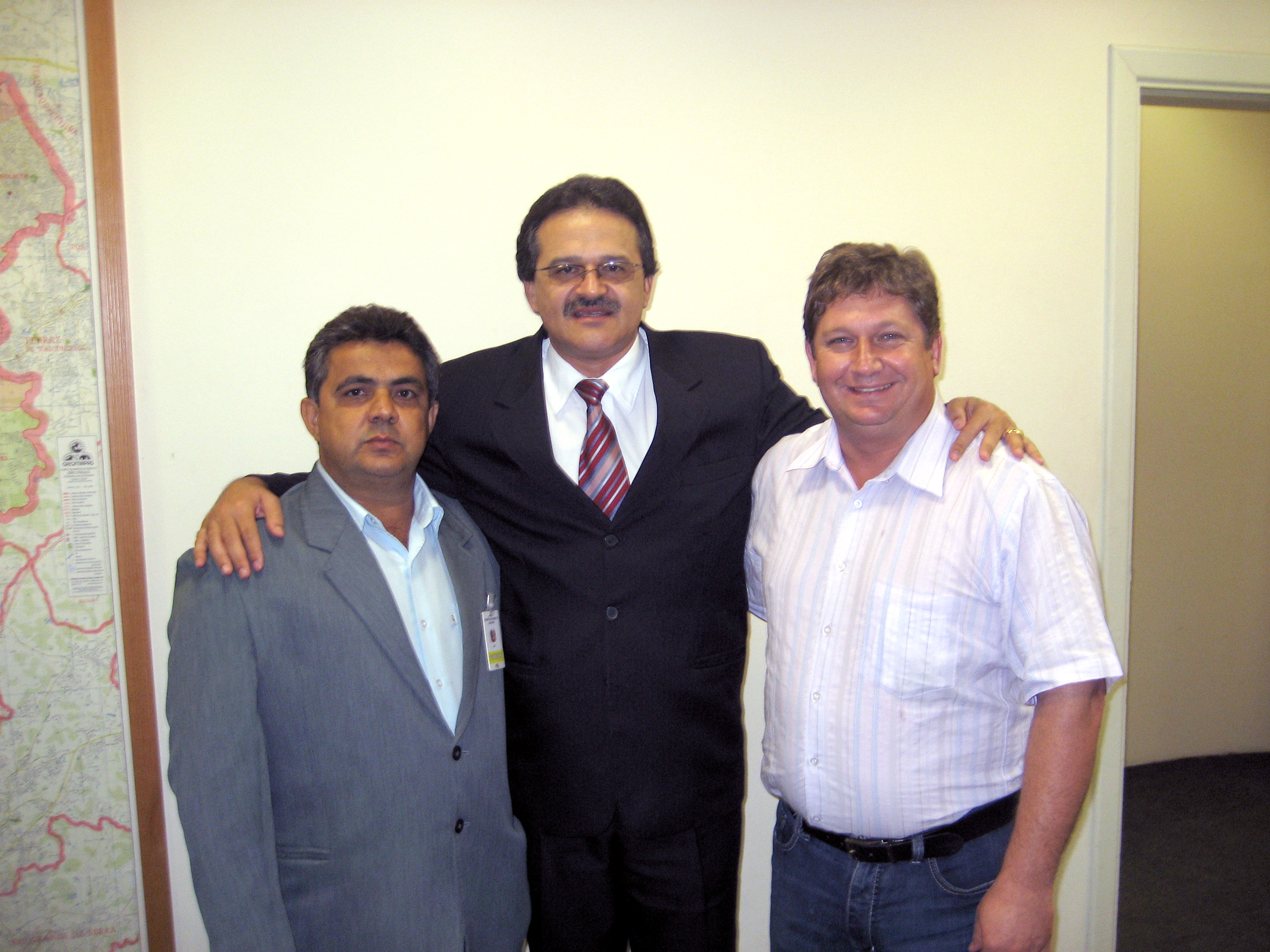 Jos Bittencourt com o prefeito Gilberto e o vereador Darci<a style='float:right;color:#ccc' href='https://www3.al.sp.gov.br/repositorio/noticia/03-2008/BITTENCOURT  CONVENIO.jpg' target=_blank><i class='bi bi-zoom-in'></i> Clique para ver a imagem </a>